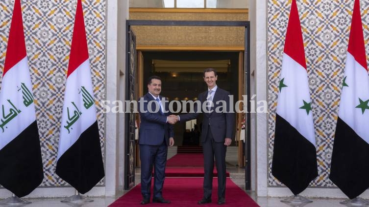 El presidente sirio, Bashar al Assad, recibe al primer ministro iraquí, Mohammed Shia al Sudani, durante una ceremonia de bienvenida en Damasco el 16 de julio.