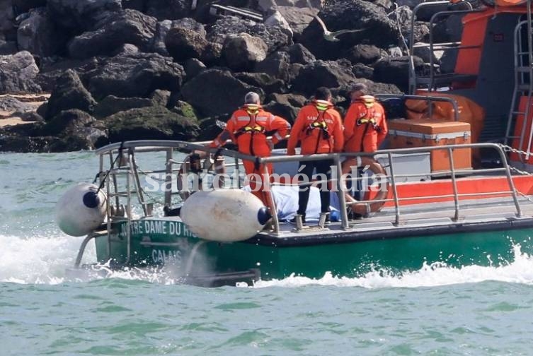 Botes de rescatistas tratan de rescatar personas en el Canal de la Mancha.