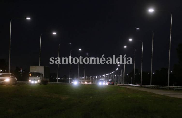 Perotti habilitó la nueva iluminación led de un tramo de la autopista Rosario – Santa Fe
