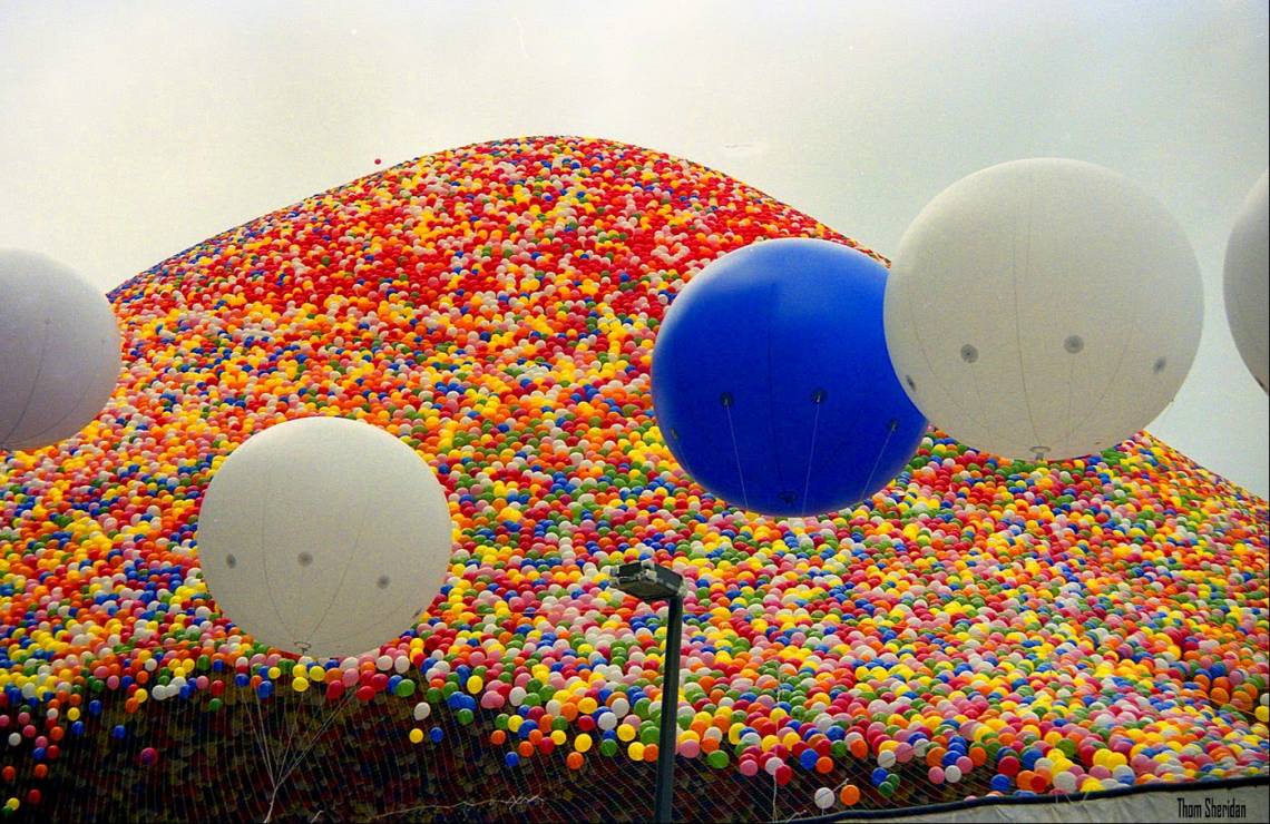 El 27 de septiembre de 1986, 1.5 millones de globos de colores fueron lanzados en Cleveland.