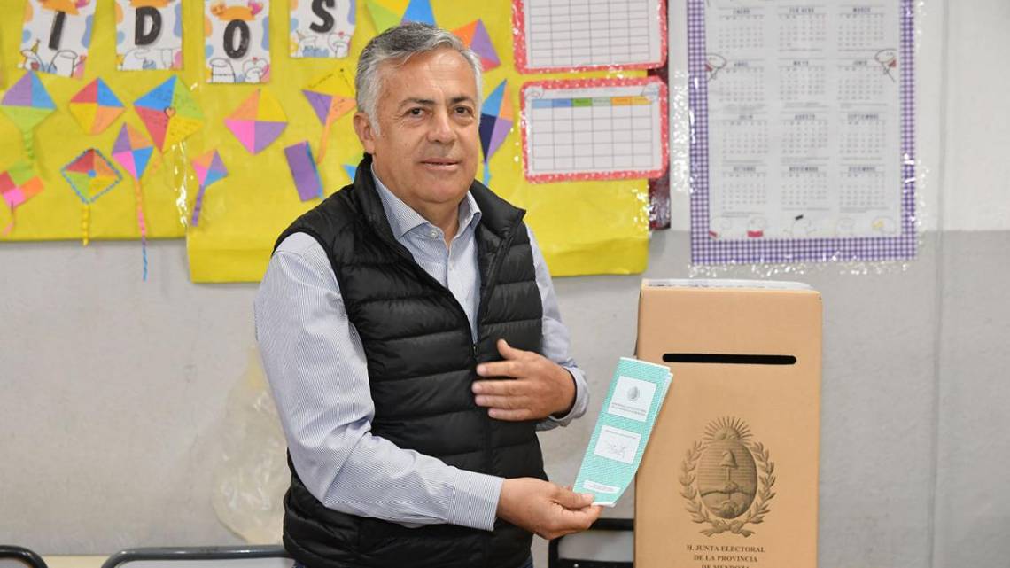 El radical Cornejo, que gobernó a Mendoza entre 2015 y 2019, al votar este domingo. (Foto: Télam)
