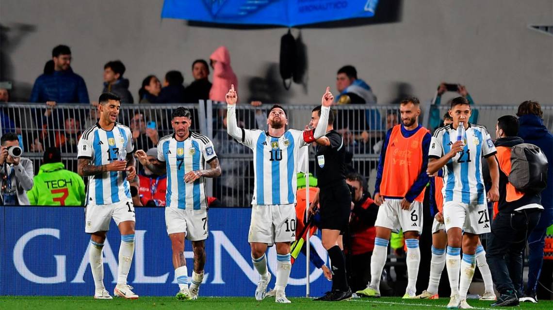 Con Messi de regreso, los campeones del Mundo buscarán un nuevo triunfo para seguir con puntaje ideal en la tabla de las Eliminatorias. (Foto: Télam)