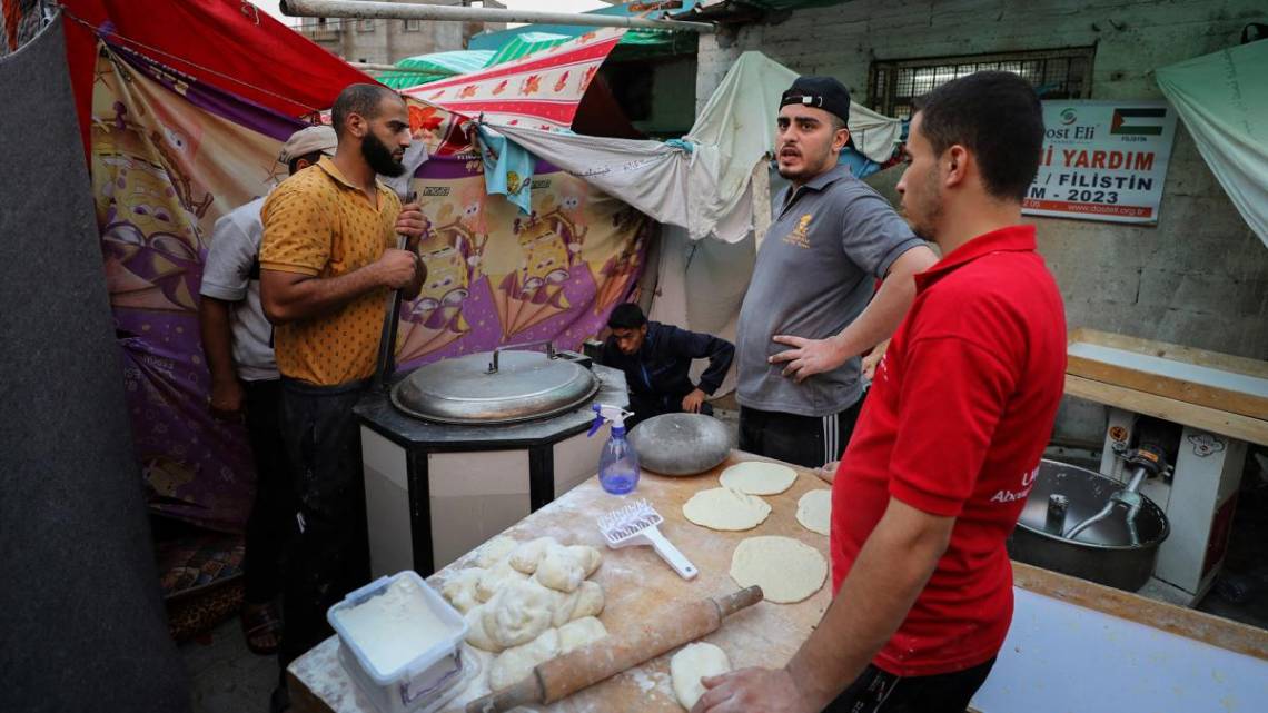 Los almacenes y supermercados de la Franja de Gaza tienen comida solo para cuatro o cinco días más. (Foto: Télam)