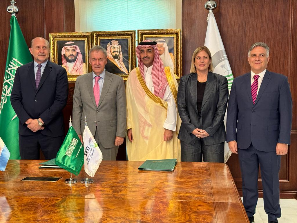 Perotti y Schiaretti firmaron un préstamo con el Fondo Saudí para otro tramo del acueducto