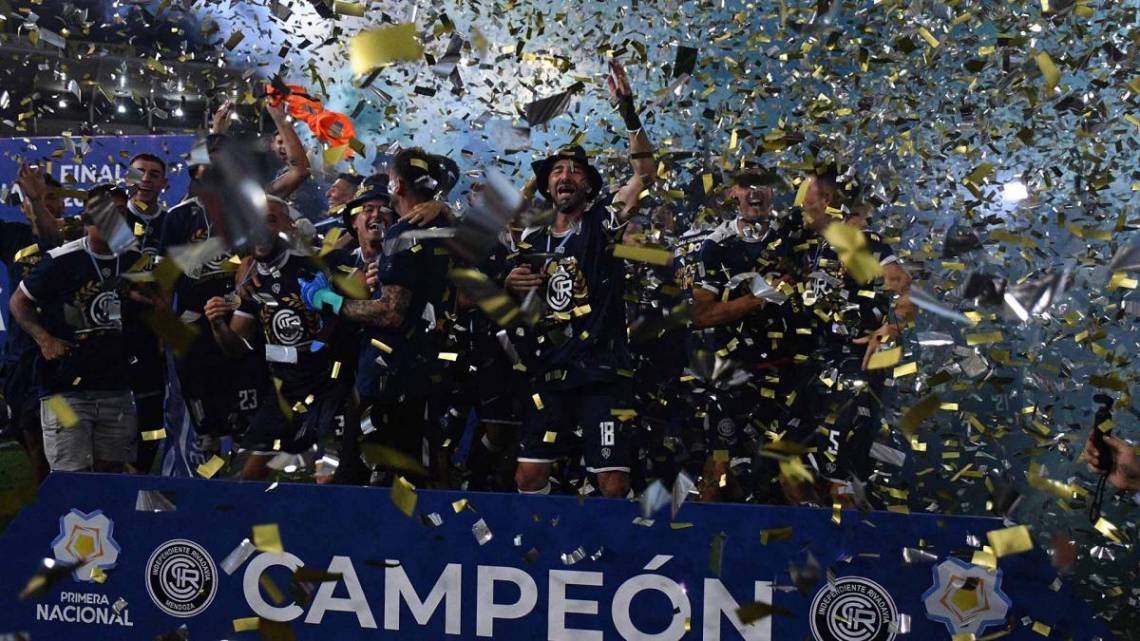 Independiente Rivadavia derrotó en el alargue a Almirante Brown en la final y ascendió a Primera