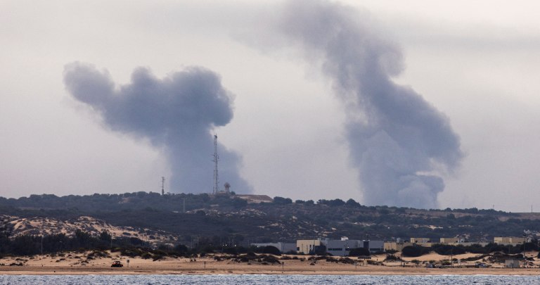Ataque aéreo israelí mató a 50 palestinos en campo de refugiados en Gaza