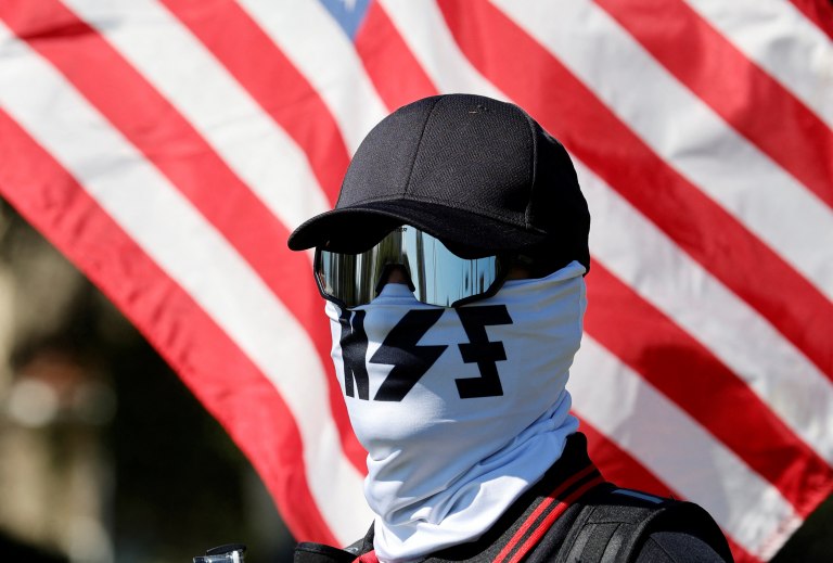 Un miembro del grupo nacionalista blanco NatSoc Florida protesta contra el apoyo de Estados Unidos a Israel. (Foto: Reuters)