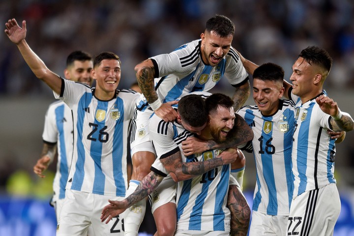 Con Messi a la cabeza y dos debutantes, Scaloni confirmó la lista para enfrentar a Uruguay y Brasil