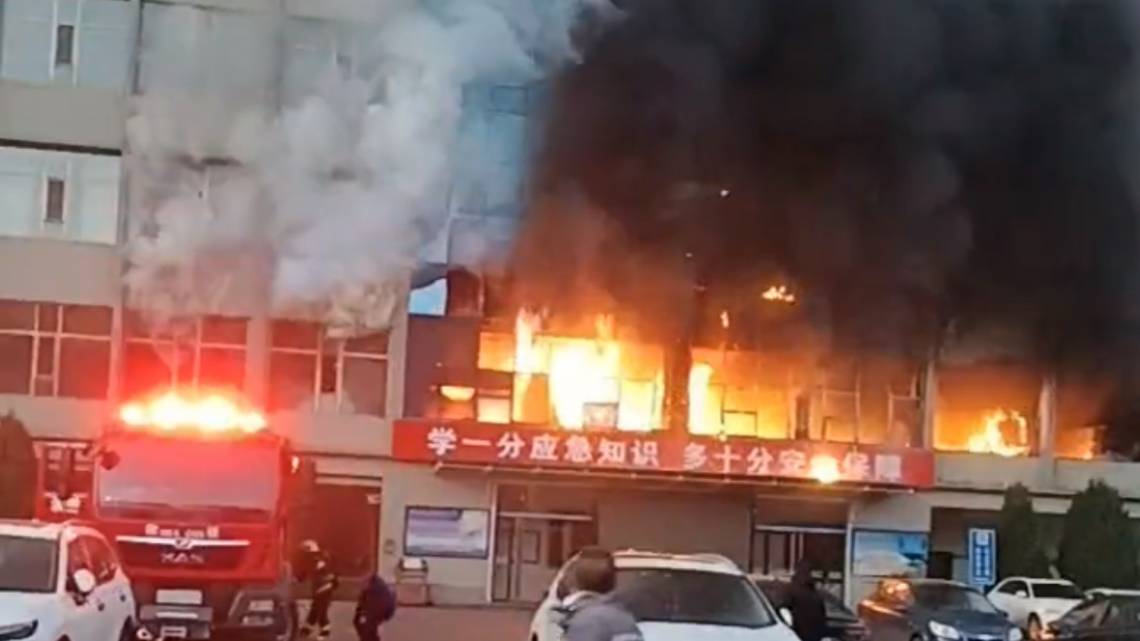 Al menos 25 personas murieron tras incendiarse un edificio de China