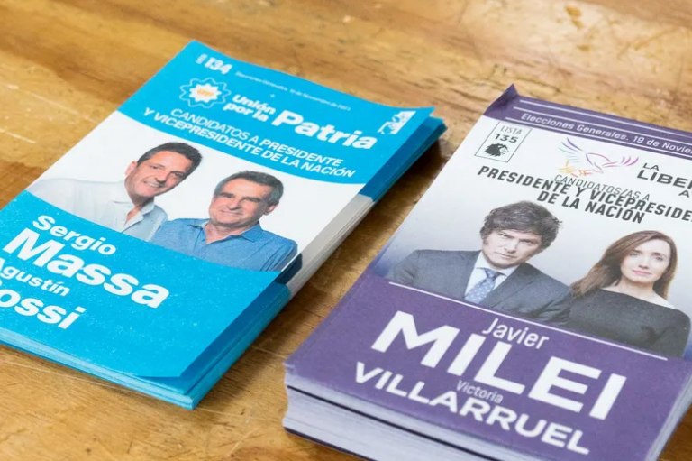 Massa y Milei, las dos ocpiones en las urnas este domingo para definir al futuro presidente de la Argentina. 