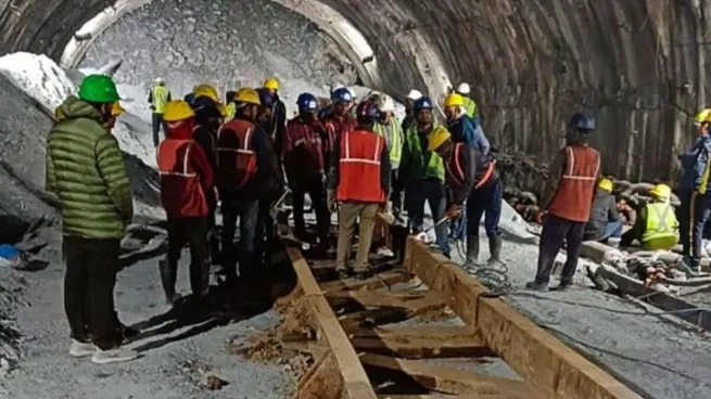 India: nuevo intento por rescatar a los 41 obreros atrapados en el túnel