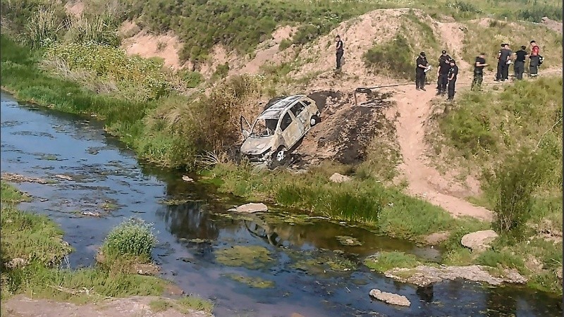 El auto quedó a pocos metros del arroyo Ludueña, junto a la autopista Rosario-Córdoba. (Foto: Ana Isla - Rosario3)