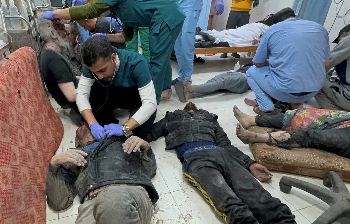 Los palestinos heridos en los ataques israelíes son trasladados de urgencia al hospital Nasser en Khan Younis. (Foto: Reuters)