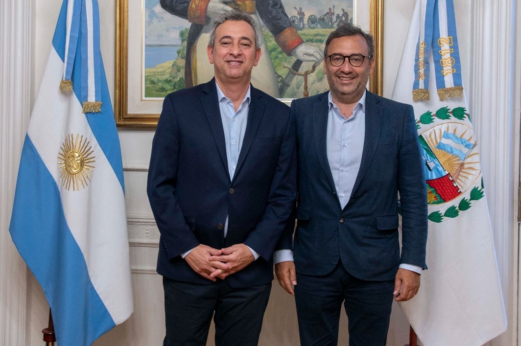 El intendente de la ciudad de Rosario, Pablo Javkin, junto a Pablo Casey, Director de Asuntos Legales e Institucionales de Telecom.
