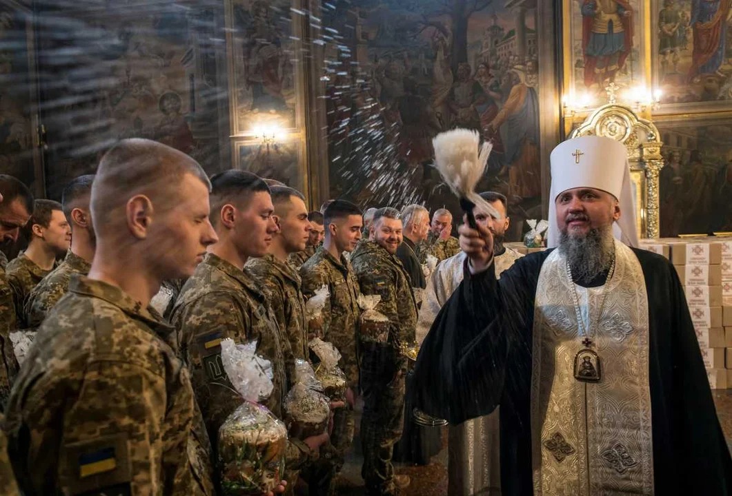 Soldados ucranianos durante un oficio religioso de Navidad.