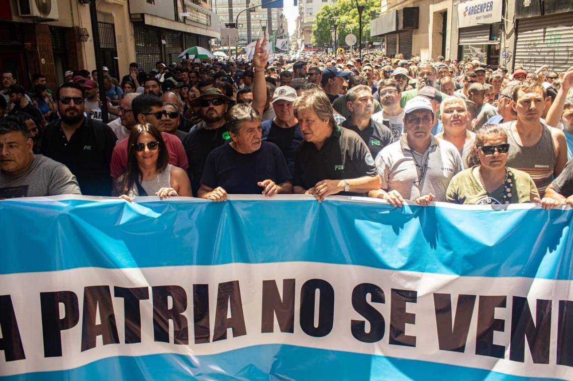Festram formó parte de la movilización convocada en Buenos Aires contra el DNU de Milei. (Foto: Prensa Festram)