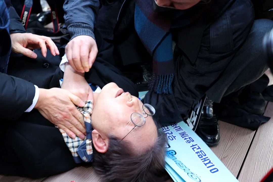El líder del partido de la oposición de Corea del Sur, Lee Jae-myung, cae tras ser atacado durante su visita a Busán. (Foto: Reuters)