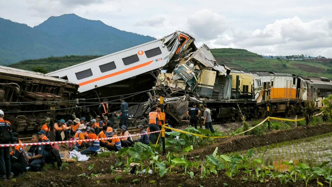 Tres muertos y 28 heridos por choque de trenes en Indonesia. (Foto: AFP)