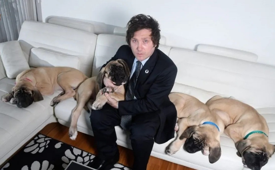 Javier Milei junto a sus perros.