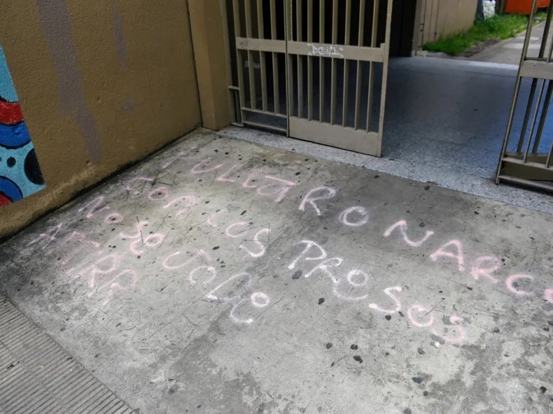 Otra amenaza al gobernador Pullaro en Rosario: pintaron la entrada de una escuela.