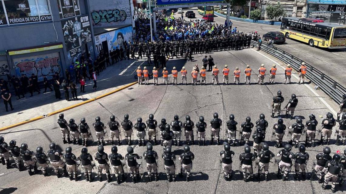 Fuerzas de seguridad instaladas en Puente Pueyrredón impidieron el avance de una columna de militantes que querían llegar de manera pacífica a Congreso. (Foto: Télam)