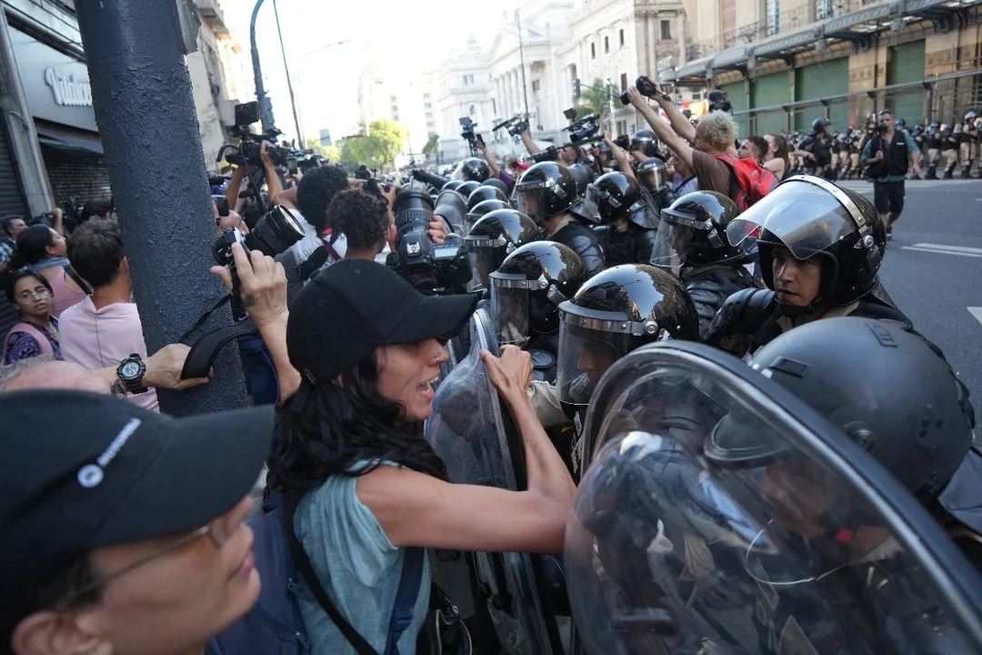 Incidentes frente al Congreso: organizaciones sociales cortaron el tránsito y Gendarmería activó el protocolo