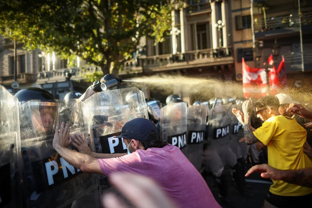 Policía Federal y Gendarmería dispararon balas de goma contra manifestantes. (Foto: NA)