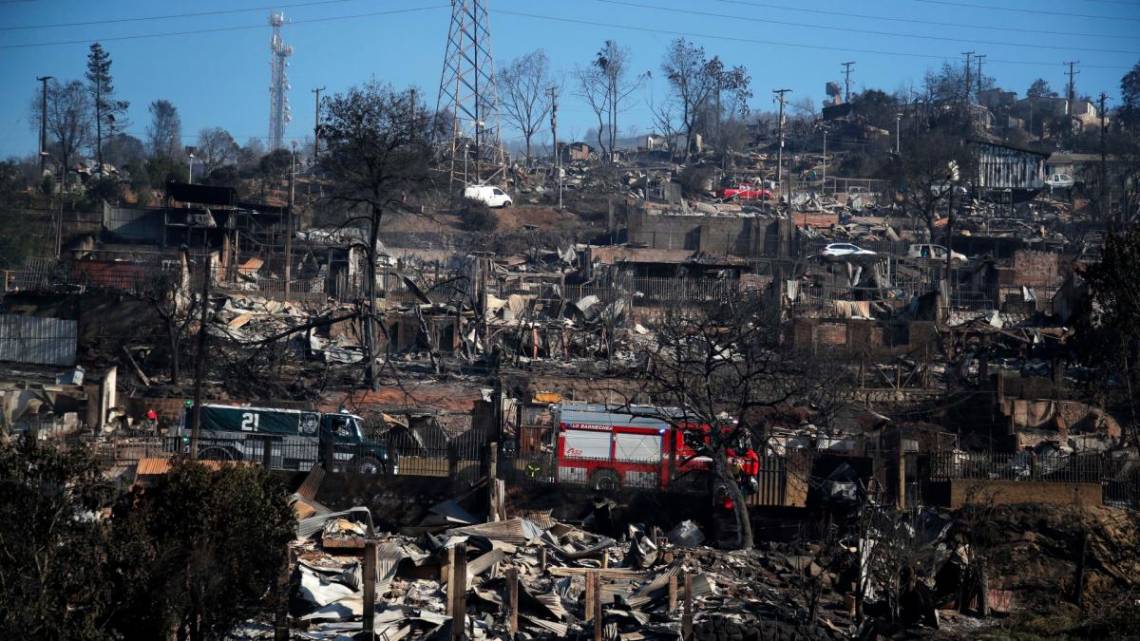 Al menos 112 muertos causaron los incendios forestales sin precedentes que afectan a la región de Valparaíso, en el centro de Chile. (Foto: AFP)