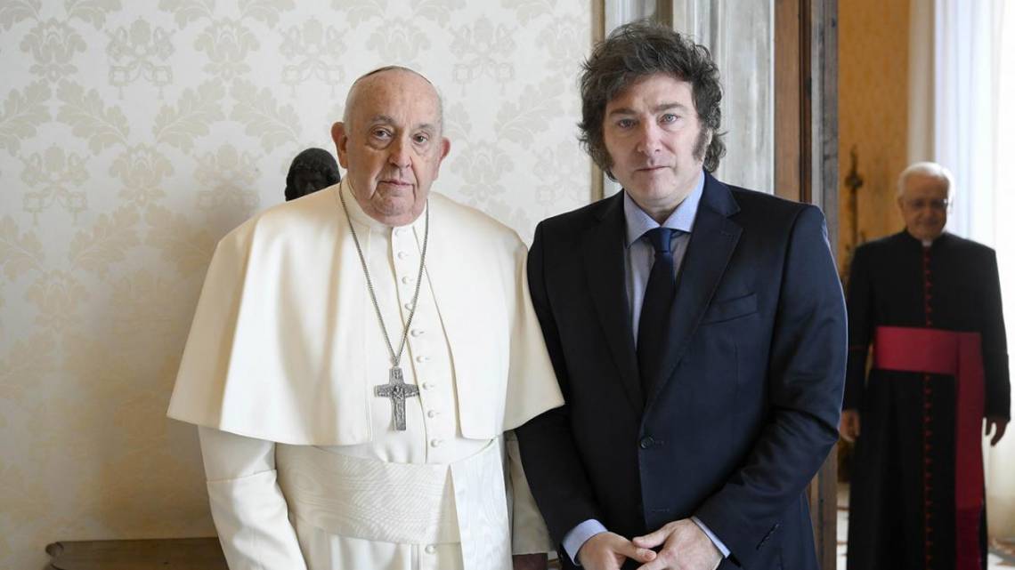 Milei y el papa Francisco estuvieron reunidos más de una hora y hablaron de la crisis económica