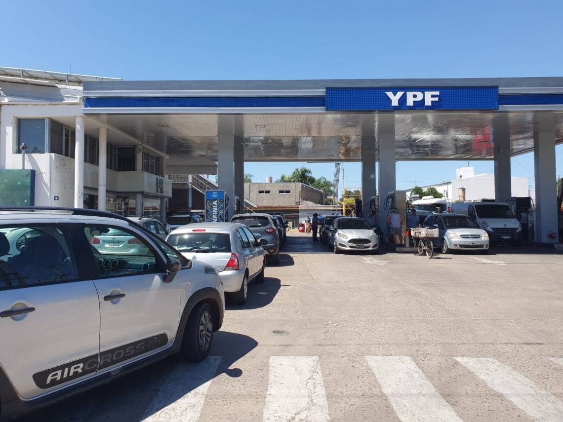 Combustibles: por la suba de precios caen las ventas e YPF se queda con el 60% del mercado