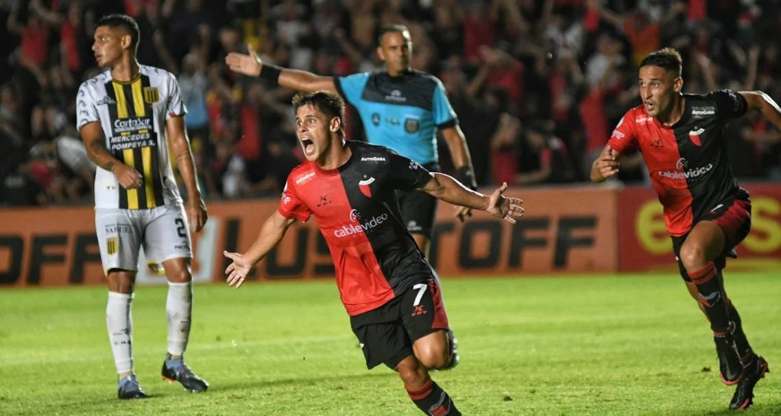 Talpone celebra el segundo gol de Colón, que volvió a ganar como local. (Foto: Pablo Aguirre - El Litoral)