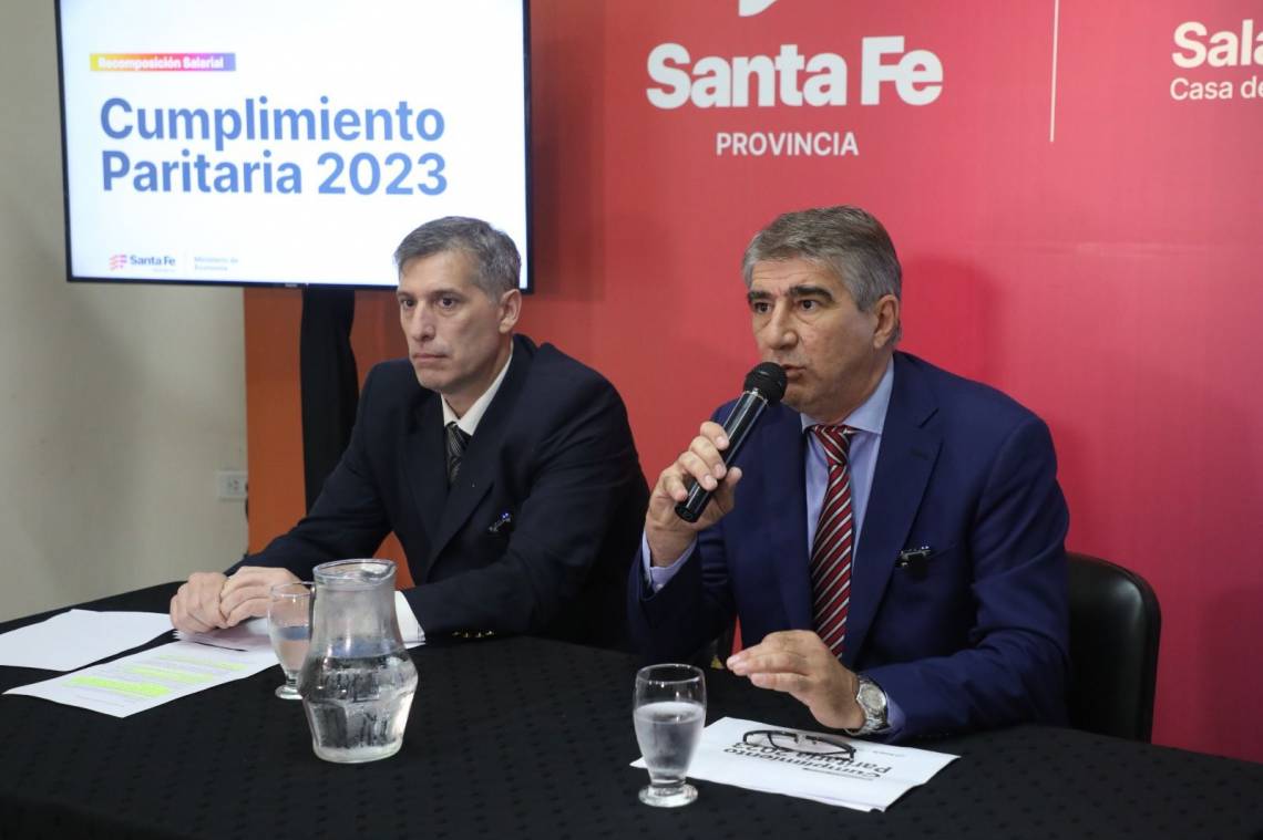 Los ministros de Gobierno, Fabián Bastia, y de Economía, Pablo Olivares, brindaron una conferencia de prensa. (Foto: GSF)