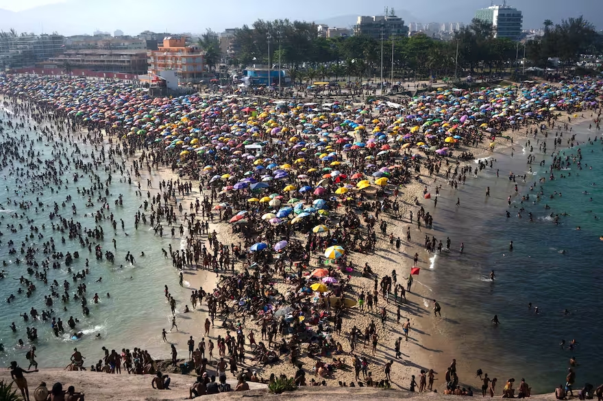 Bañistas disfrutan de la playa de Macumba, en la zona oeste de Río de Janeiro, durante la ola de calor. (Foto: Tercio Teixeira - AFP)