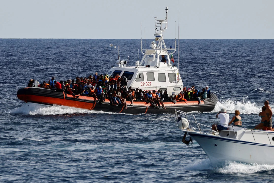 Un barco de la Guardia Costera italiana que transportaba inmigrantes rescatados en el mar . (Foto: Archivo)