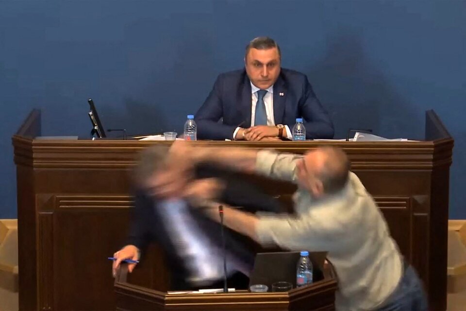 Brutal pelea en el parlamento de Georgia por el tratamiento de un proyecto de ley