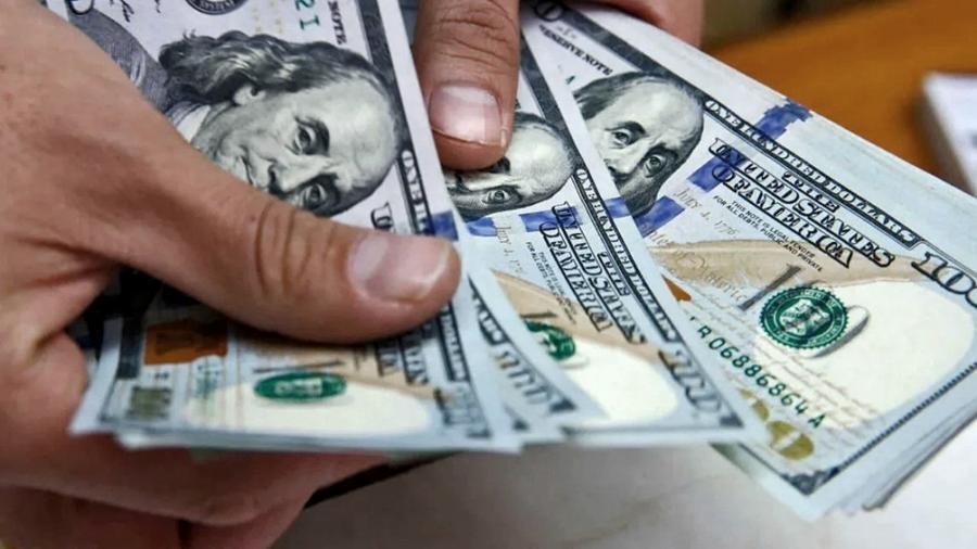Luego de la licitación de bonos y la suba de tasas, el dólar volvió a acercarse a los 1.300 pesos