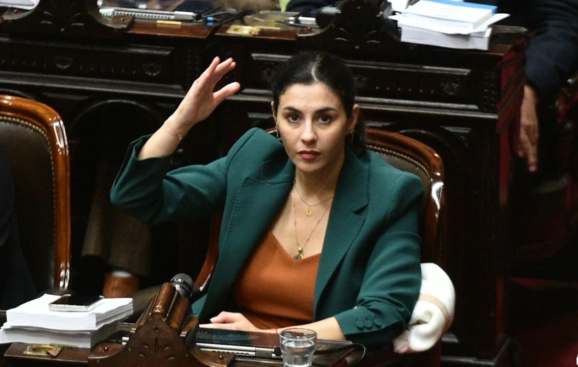 Pagano acusó a Adorni de usar el Estado como “ascenso social” y apuntó al oficialismo