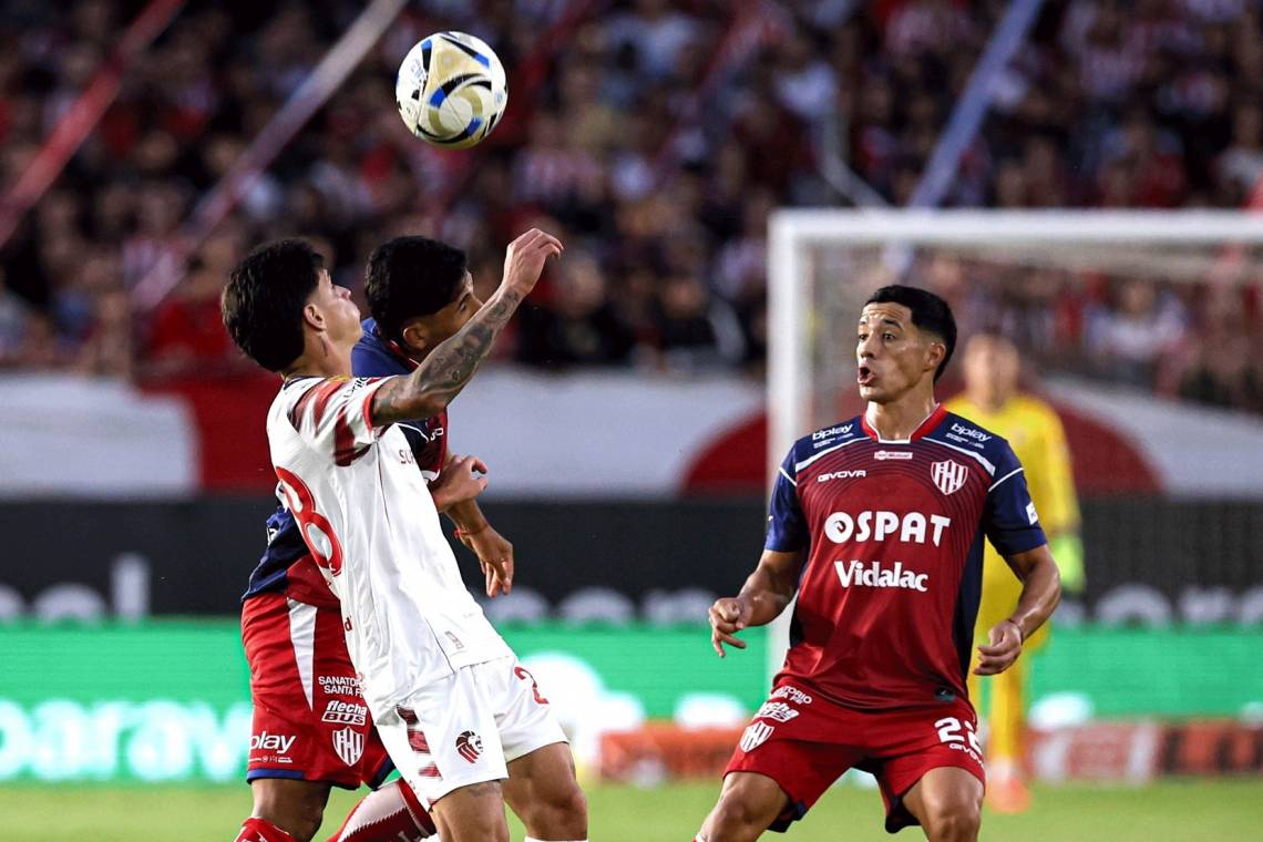 Unión falló en el cierre y perdió sobre la hora con Estudiantes en La Plata