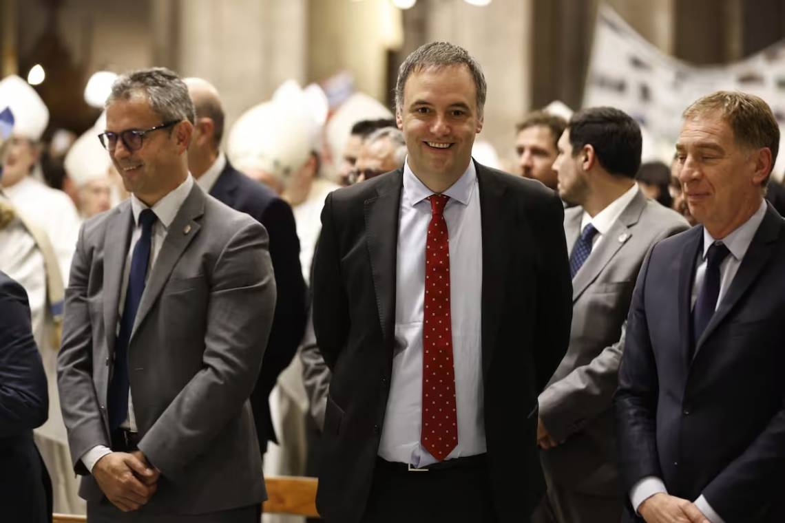 Más problemas para Adorni: comprueban que pagó casi 9.000 dólares en efectivo en Aruba