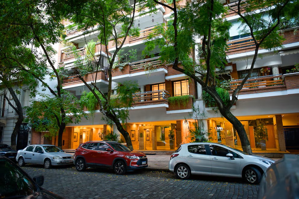 Adorni también gastó $14 millones en muebles para el departamento de Caballito
