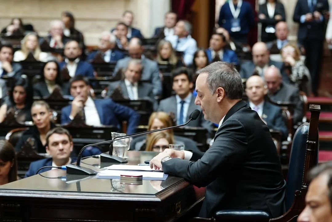 Convocan a sesión especial en Diputados por cuestionamientos a Manuel Adorni