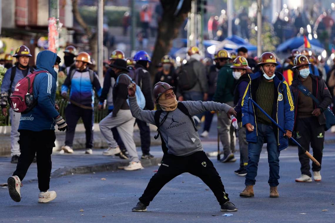 Escala la crisis en Bolivia: protestas, detenidos y violentos enfrentamientos en La Paz