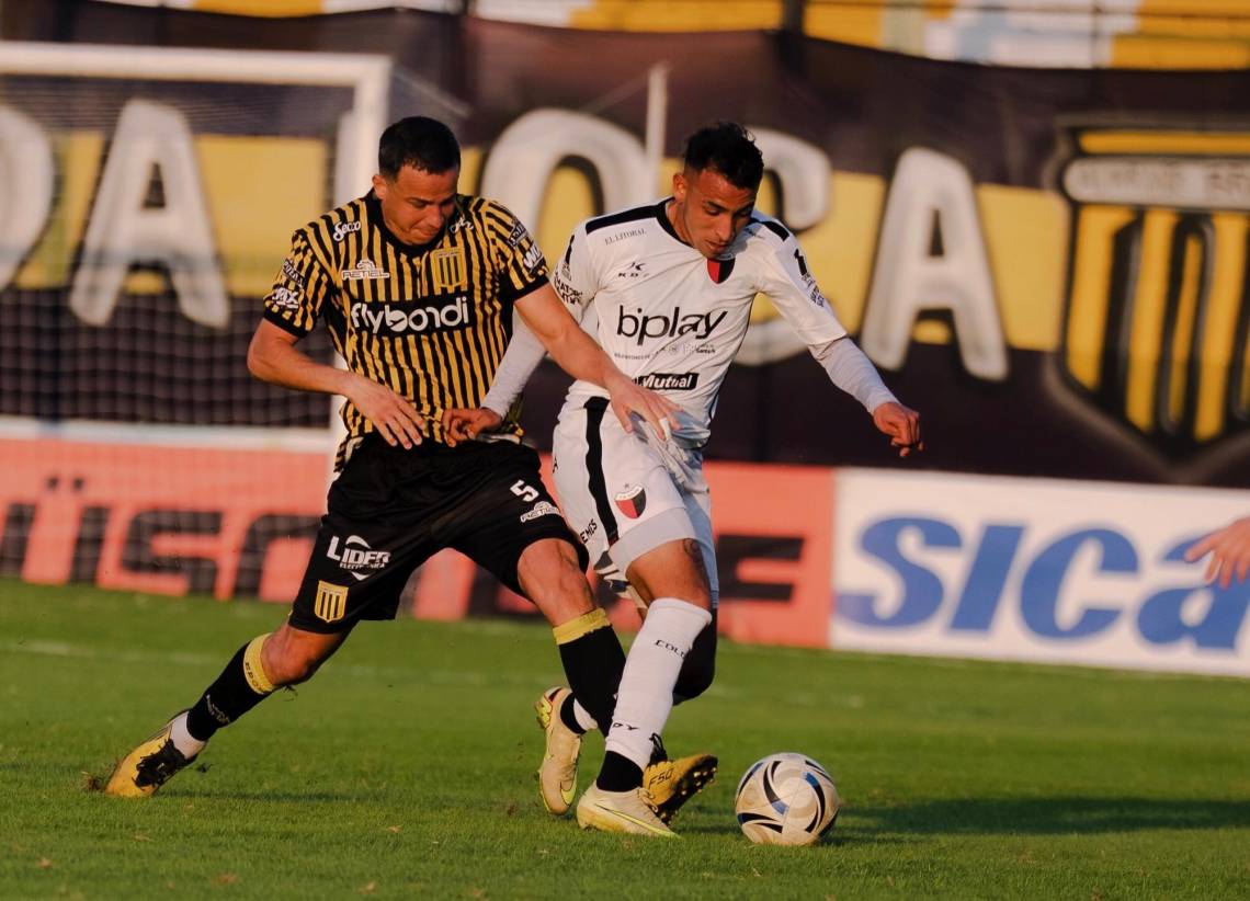 Colón reaccionó a tiempo y rescató un empate ante Almirante Brown