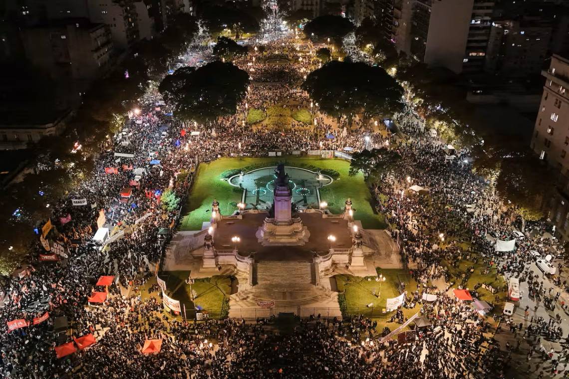 Con duras críticas al Gobierno, una multitud de mujeres marchó contra la violencia de género