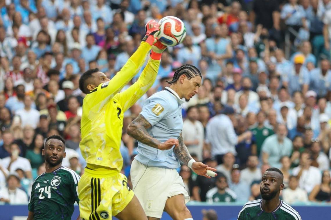 Uruguay reaccionó a tiempo y sumó un punto frente a Arabia Saudita