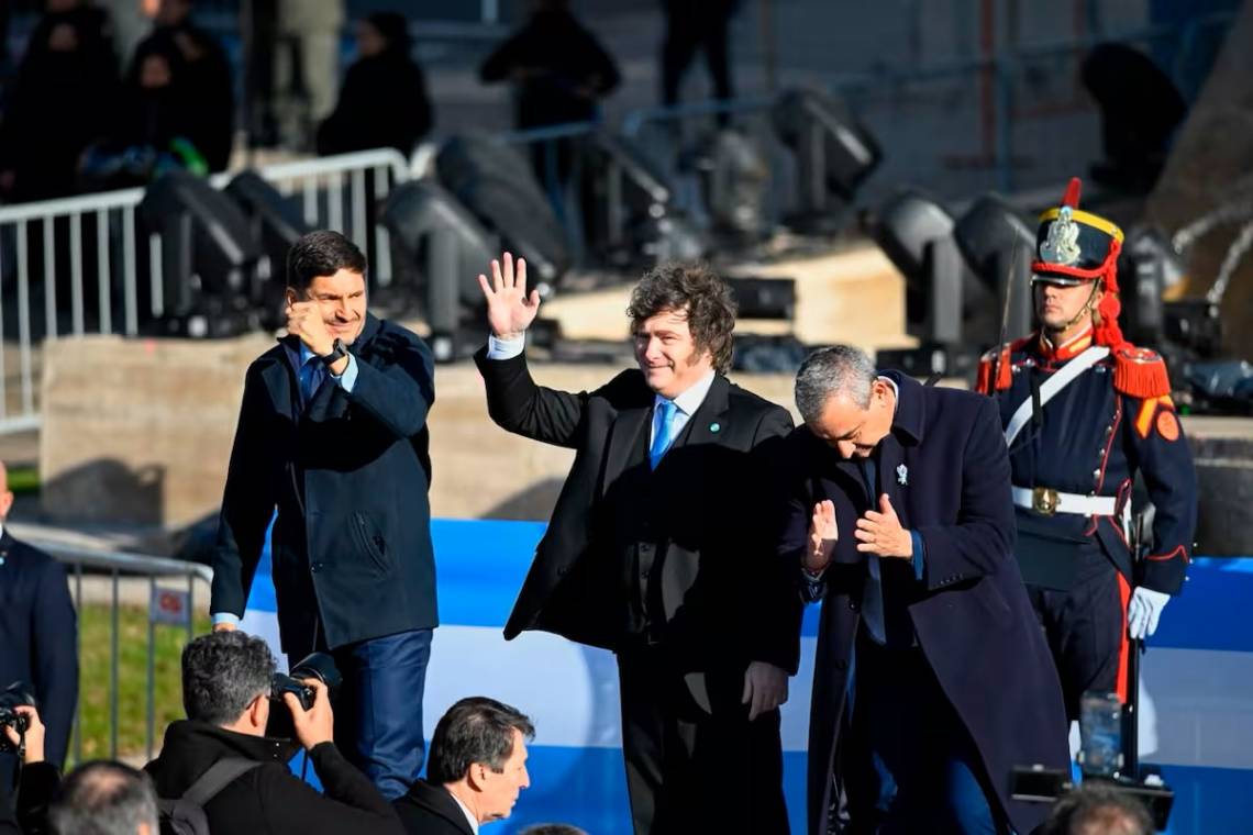 Milei participó del acto por el Día de la Bandera junto a Pullaro y la plana mayor del oficialismo