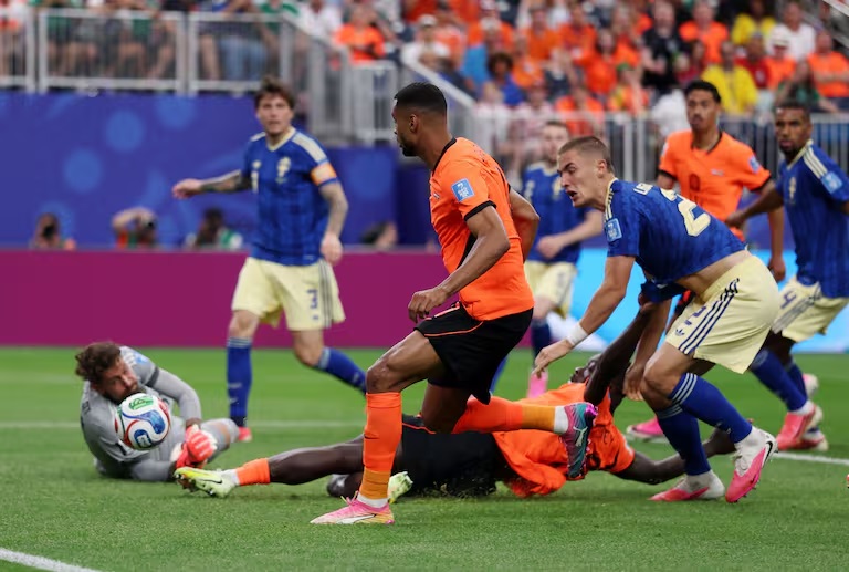 Países Bajos aplastó a Suecia y puso un pie en dieciseisavos de final