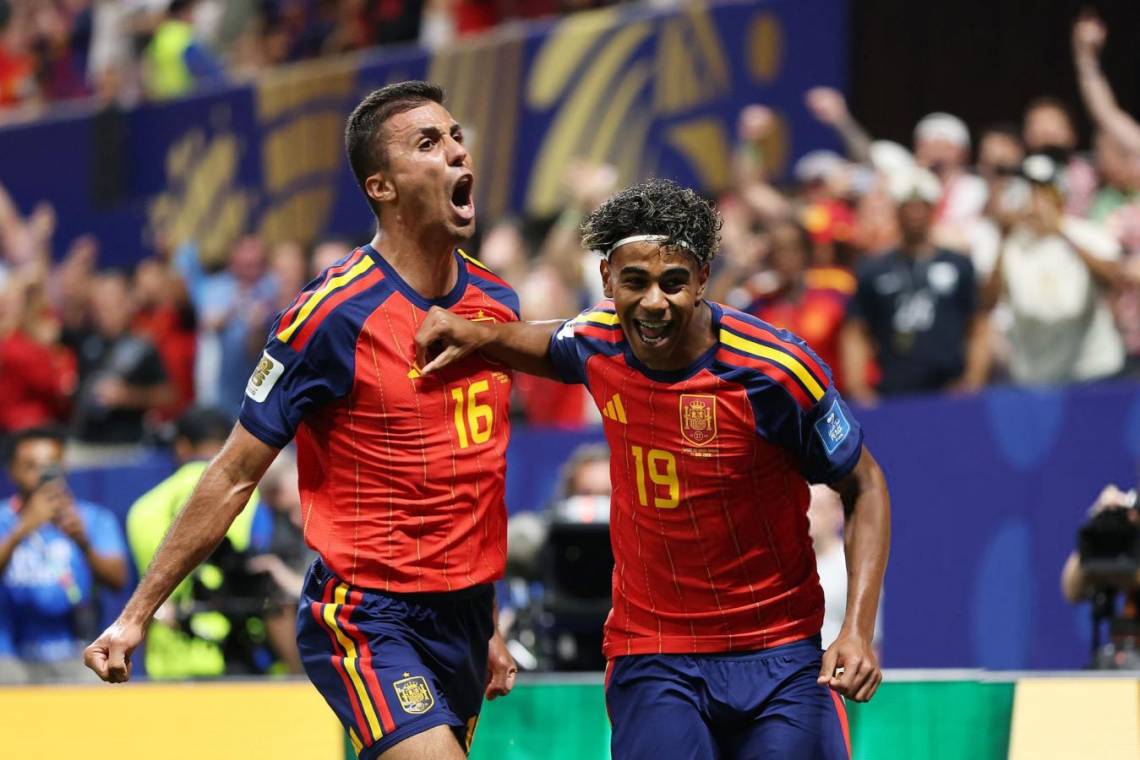 España goleó a Arabia Saudita y logró su primera victoria en el Mundial