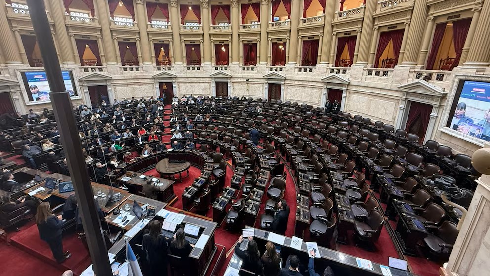 Con ayuda del PRO y la UCR, el oficialismo logró frenar la sesión para interpelar a Adorni en Diputados