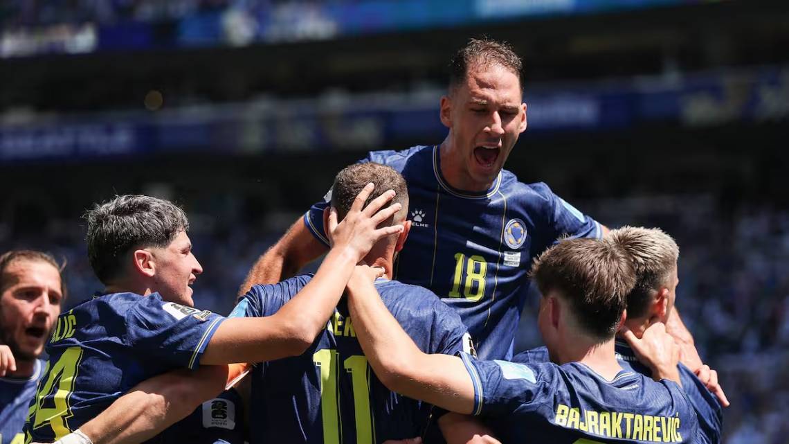 Bosnia hizo su parte: derrotó a Qatar y aguarda por un lugar en la próxima ronda